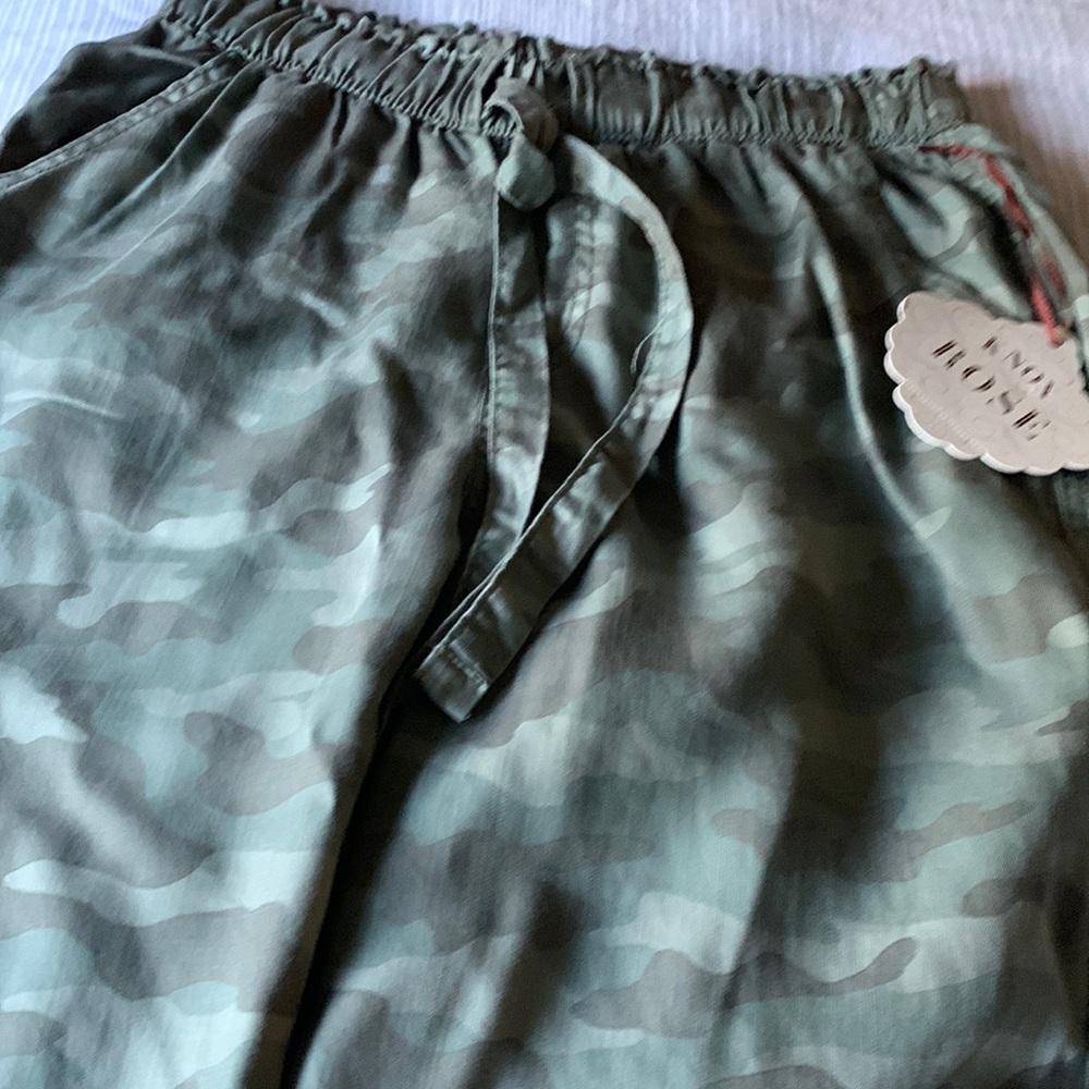NWT cute camo jogger, length appx 29”. Knox Rose